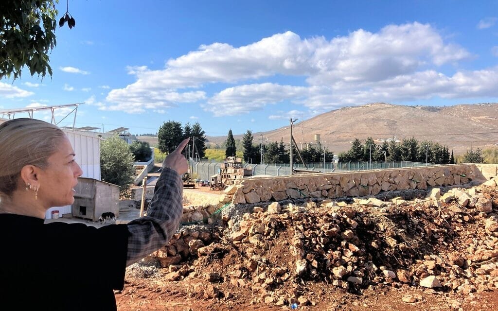 לימור ביטון מצביעה על בינת ג'בייל בלבנון מחצר ביתה במושב אביבים, 26 בנובמבר 2025 (צילום: דיאנה בלטר) לימור ביטון מצביעה על בינת ג'בייל בלבנון מחצר ביתה במושב אביבים, 26 בנובמבר 2025 (צילום: דיאנה בלטר)