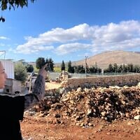 לימור ביטון מצביעה על בינת ג'בייל בלבנון מחצר ביתה במושב אביבים, 26 בנובמבר 2025