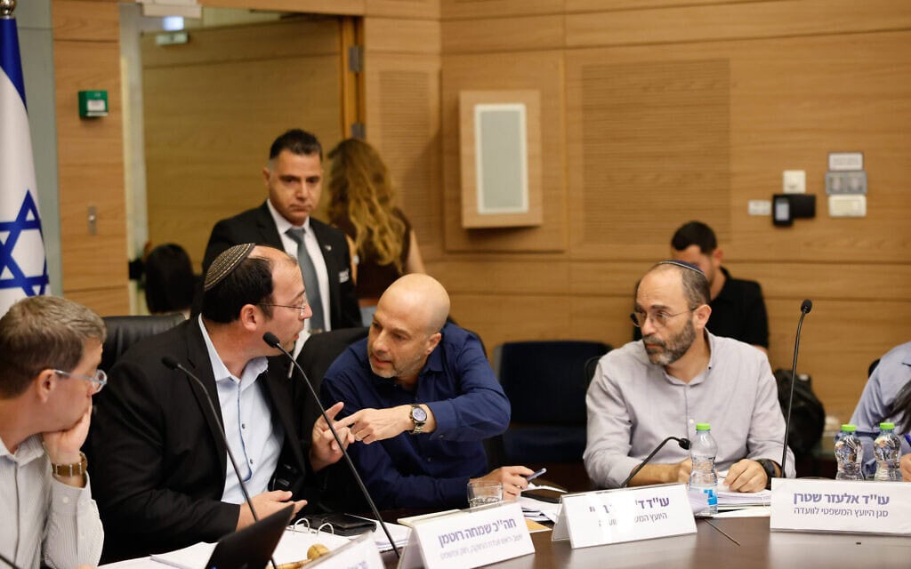 יו״ר ועדת חוקה שמחה רוטמן משוחח עם יועמ״ש הוועדה גור בליי. 24 בנובמבר 2025 (צילום: נועם מושקוביץ, דוברות הכנסת) יו״ר ועדת חוקה שמחה רוטמן משוחח עם יועמ״ש הוועדה גור בליי. 24 בנובמבר 2025 (צילום: נועם מושקוביץ, דוברות הכנסת)