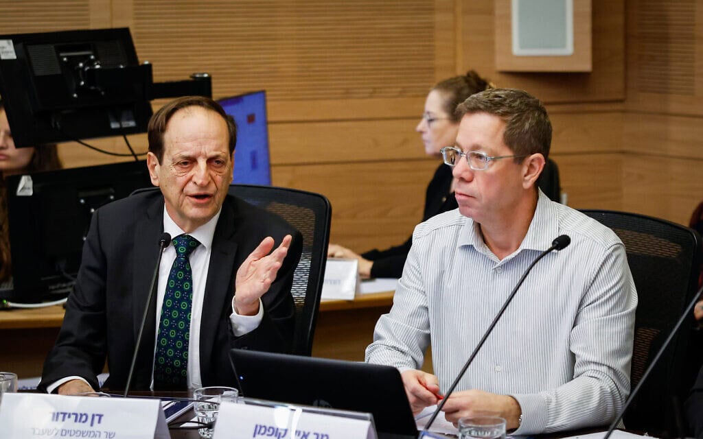 שר המשפטים לשעבר דן מרידור בדיון ועדת חוקה. 24 בנובמבר 2025 (צילום: נועם מושקוביץ, דוברות הכנסת) שר המשפטים לשעבר דן מרידור בדיון ועדת חוקה. 24 בנובמבר 2025 (צילום: נועם מושקוביץ, דוברות הכנסת)