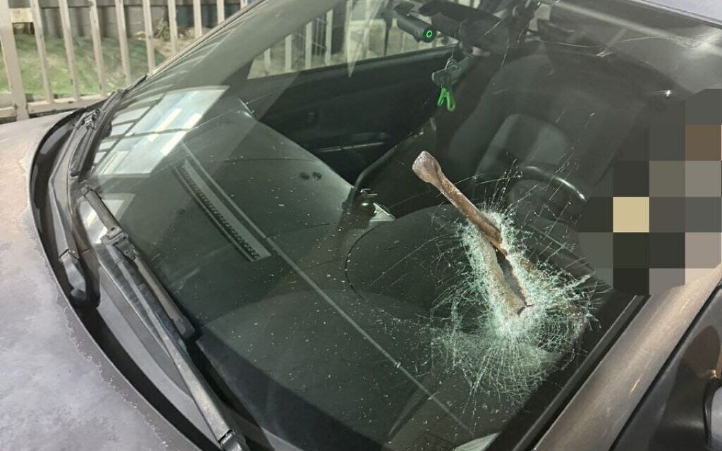 חפץ מתכתי שהושלך על רכב בגדה וניפץ את שמשתו, 29 בנובמבר 2025 (צילום: מצילים ללא גבולות) חפץ מתכתי שהושלך על רכב בגדה וניפץ את שמשתו, 29 בנובמבר 2025 (צילום: מצילים ללא גבולות)