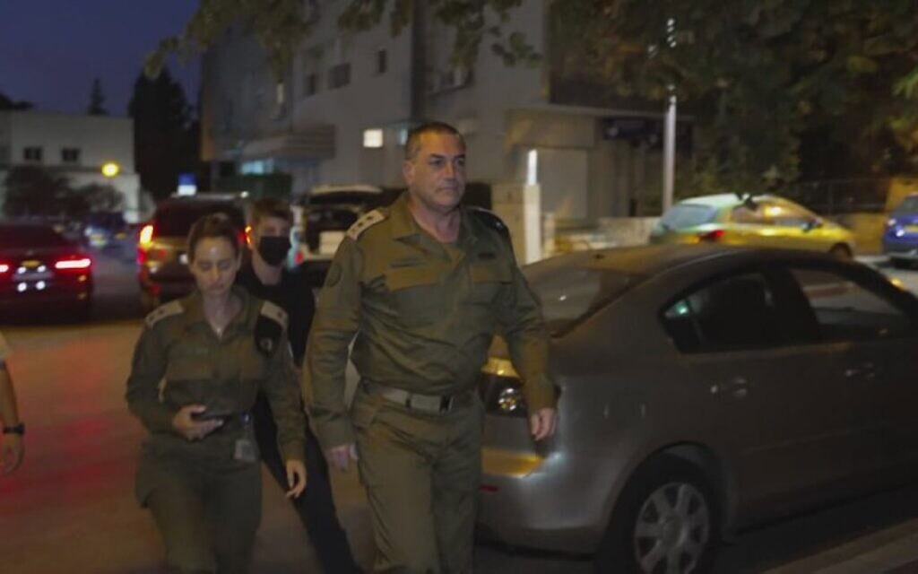 הרמטכ"ל אייל זמיר נכנס לבית משפחת החלל החטוף הדר גולדין, 8 בנובמבר 2025 (צילום: צילום מסך חדשות 12) הרמטכ"ל אייל זמיר נכנס לבית משפחת החלל החטוף הדר גולדין, 8 בנובמבר 2025 (צילום: צילום מסך חדשות 12)