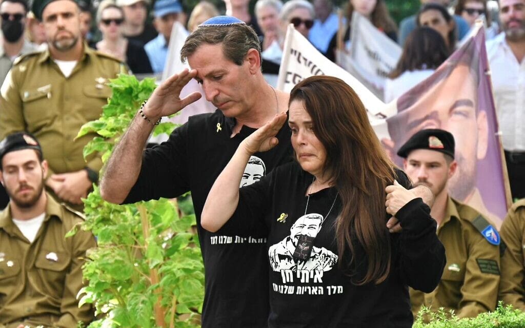 הוריו של החלל החטוף איתי חן בהלווייתו, 9 בנובמבר 2025 (צילום: פאולינה פטימר) הוריו של החלל החטוף איתי חן בהלווייתו, 9 בנובמבר 2025 (צילום: פאולינה פטימר)