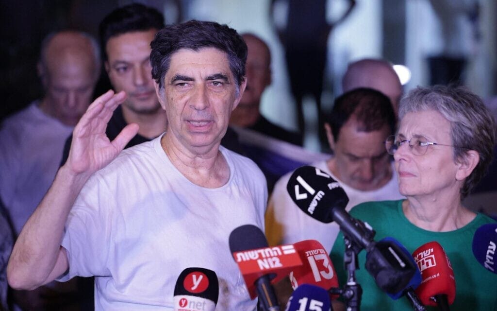 לאה ושמחה גולדין, הוריו של החלל החטוף שהושב סגן הדר גולדין, בהצהרה לתקשורת ביום החזרת גופתו מעזה, 9 בנובמבר 2025 (צילום: אלון גלבוע, מטה החטופים) לאה ושמחה גולדין, הוריו של החלל החטוף שהושב סגן הדר גולדין, בהצהרה לתקשורת ביום החזרת גופתו מעזה, 9 בנובמבר 2025 (צילום: אלון גלבוע, מטה החטופים)