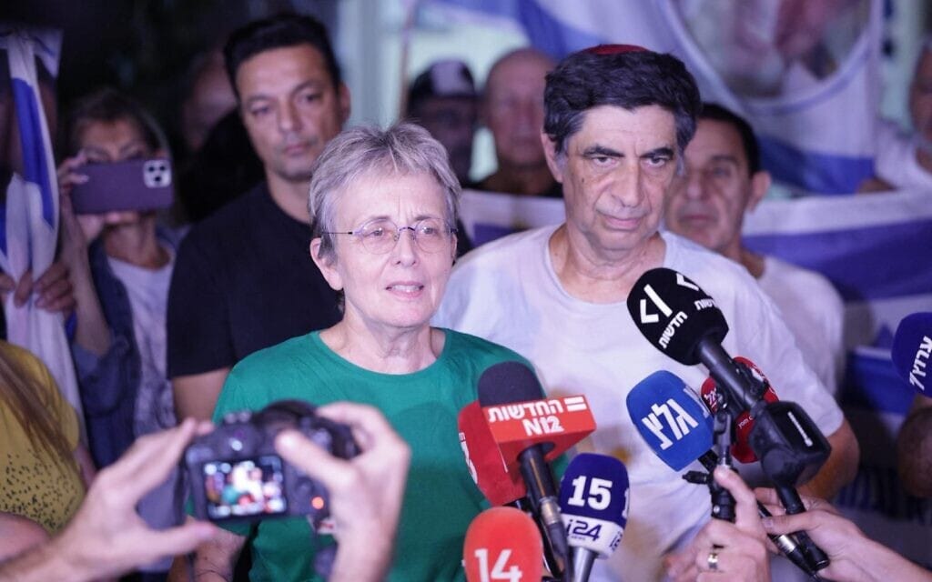 לאה ושמחה גולדין, הוריו של החלל החטוף שהושב סגן הדר גולדין, בהצהרה לתקשורת ביום החזרת גופתו מעזה, 9 בנובמבר 2025 (צילום: אלון גלבוע, מטה החטופים) לאה ושמחה גולדין, הוריו של החלל החטוף שהושב סגן הדר גולדין, בהצהרה לתקשורת ביום החזרת גופתו מעזה, 9 בנובמבר 2025 (צילום: אלון גלבוע, מטה החטופים)