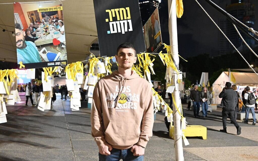 שורד השבי מקסים הרקין הגיע לראשונה לכיכר החטופים וינאם בעצרת המרכזית, 15 בנובמבר 2025 (צילום: פאולינה פטימר) שורד השבי מקסים הרקין הגיע לראשונה לכיכר החטופים וינאם בעצרת המרכזית, 15 בנובמבר 2025 (צילום: פאולינה פטימר)