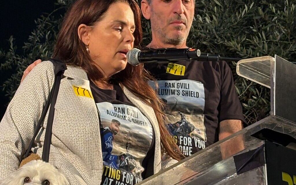 חגית ורובי חן, הוריו של החלל החטוף סמ״ר איתי חן, בכיכר החטופים, 15 בנובמבר 2025 חגית ורובי חן, הוריו של החלל החטוף סמ״ר איתי חן, בכיכר החטופים, 15 בנובמבר 2025