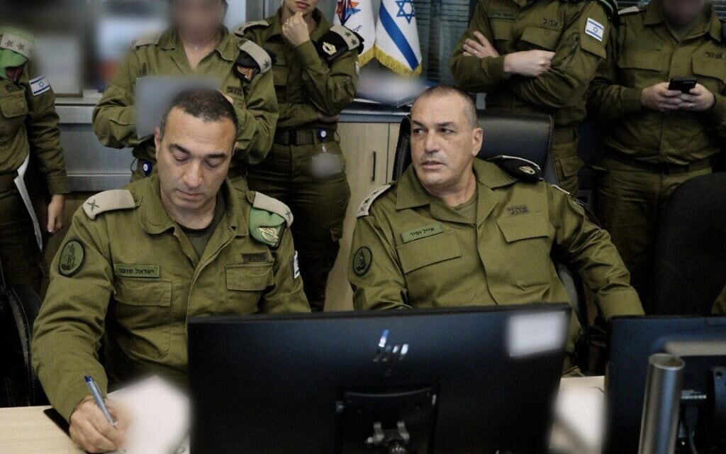 הרמטכ"ל אייל זמיר פיקד על תקיפת צה"ל בדאחייה שבביירות ממוצב הפיקוד העליון בבסיס 'הקריה', 23 בנובמבר 2025 (צילום: דובר צה"ל) הרמטכ"ל אייל זמיר פיקד על תקיפת צה"ל בדאחייה שבביירות ממוצב הפיקוד העליון בבסיס 'הקריה', 23 בנובמבר 2025 (צילום: דובר צה"ל)