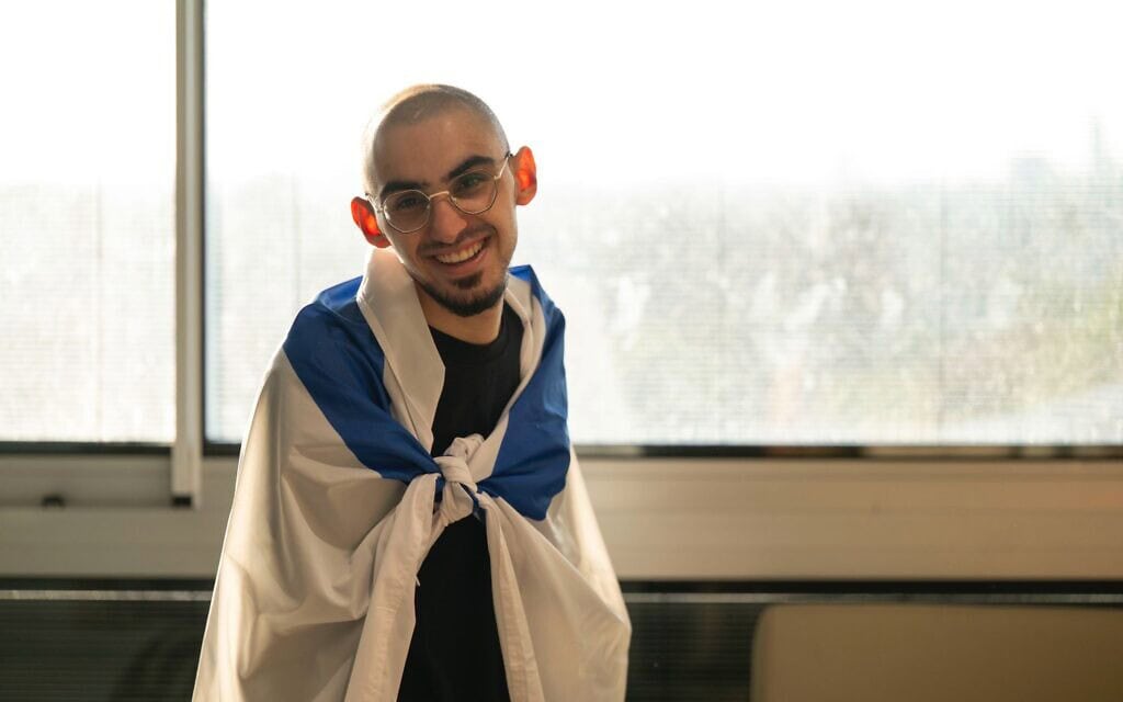 שורד השבי רום ברסלבסקי אחרי שחרורו בבית החולים שיבא תל השומר, 13 באוקטובר 2025 (צילום: ערן ירדני/לע"מ)