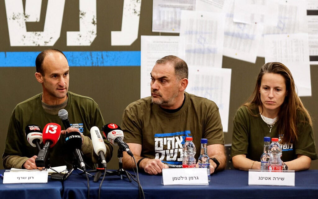 אל"מ גרמן גילטמן (במרכז) במסיבת עיתונאים של "אחים לנשק" שבה הודיע הארגון על החרפת הצעדים נגד ההפיכה המשטרית. הרצליה, 21 במרץ 2023 (צילום: REUTERS/Amir Cohen) אל"מ גרמן גילטמן (במרכז) במסיבת עיתונאים של "אחים לנשק" שבה הודיע הארגון על החרפת הצעדים נגד ההפיכה המשטרית. הרצליה, 21 במרץ 2023 (צילום: REUTERS/Amir Cohen)