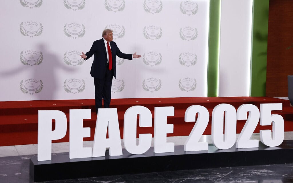 נשיא ארצות הברית דונלד טראמפ בכנס השלום הבילאומי בעזה שנערך בשארם א-שייח', מצרים, ב-13 באוקטובר 2025 (צילום: Yoan Valat/Pool via AP) נשיא ארצות הברית דונלד טראמפ בכנס השלום הבילאומי בעזה שנערך בשארם א-שייח', מצרים, ב-13 באוקטובר 2025 (צילום: Yoan Valat/Pool via AP)