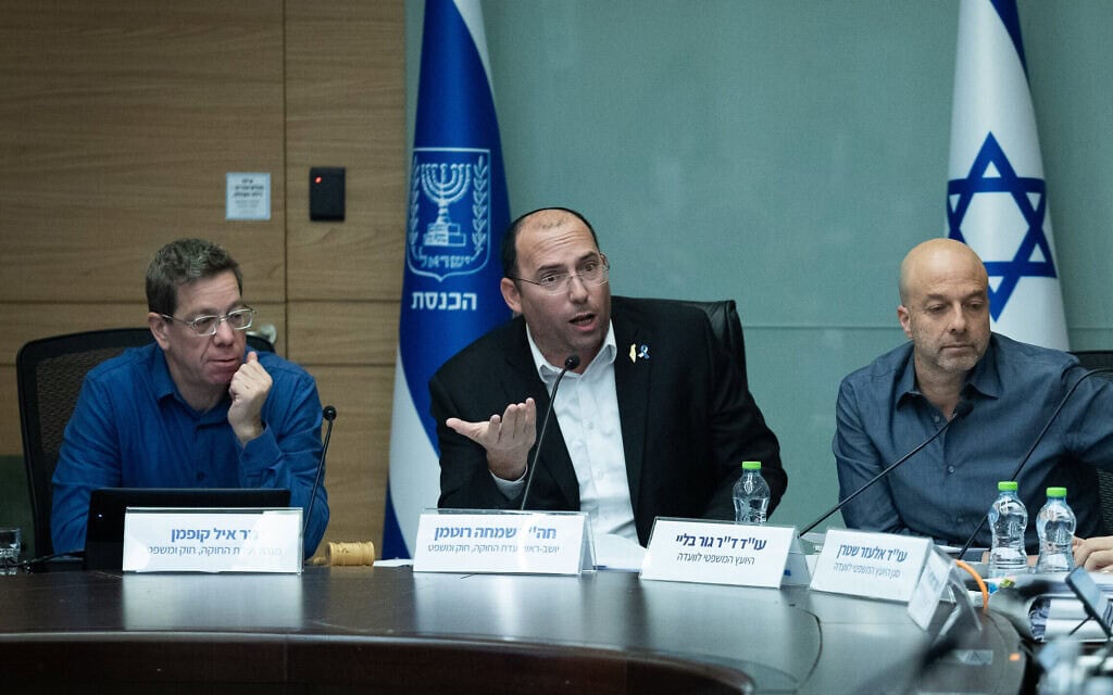 ח"כ שמחה רוטמן מנהל דיון בהצעת חוק פיצול תפקיד היועץ המשפטי לממשלה בוועדת החוקה של הכנסת, 9 בדצמבר 2025 (צילום: יונתן זינדל/פלאש90)