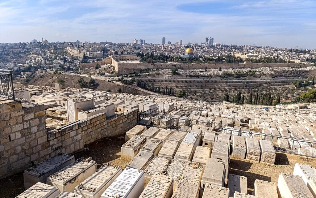 בית הקברות בהר הזיתים משקיף על הר הבית, נובמבר 2025 (צילום: זאב שטוב) בית הקברות בהר הזיתים משקיף על הר הבית, נובמבר 2025 (צילום: זאב שטוב)