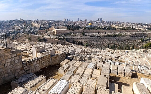 בית הקברות בהר הזיתים משקיף על הר הבית, נובמבר 2025