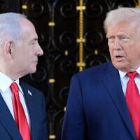 נשיא ארצות הברית דונלד טראמפ מקבל את פניו של ראש הממשלה בנימין נתניהו באחוזת מאר-א-לגו בפאלם ביץ', פלורידה. 29 בדצמבר 2025 (צילום: AP Photo/Alex Brandon) נשיא ארצות הברית דונלד טראמפ מקבל את פניו של ראש הממשלה בנימין נתניהו באחוזת מאר-א-לגו בפאלם ביץ', פלורידה. 29 בדצמבר 2025 (צילום: AP Photo/Alex Brandon)