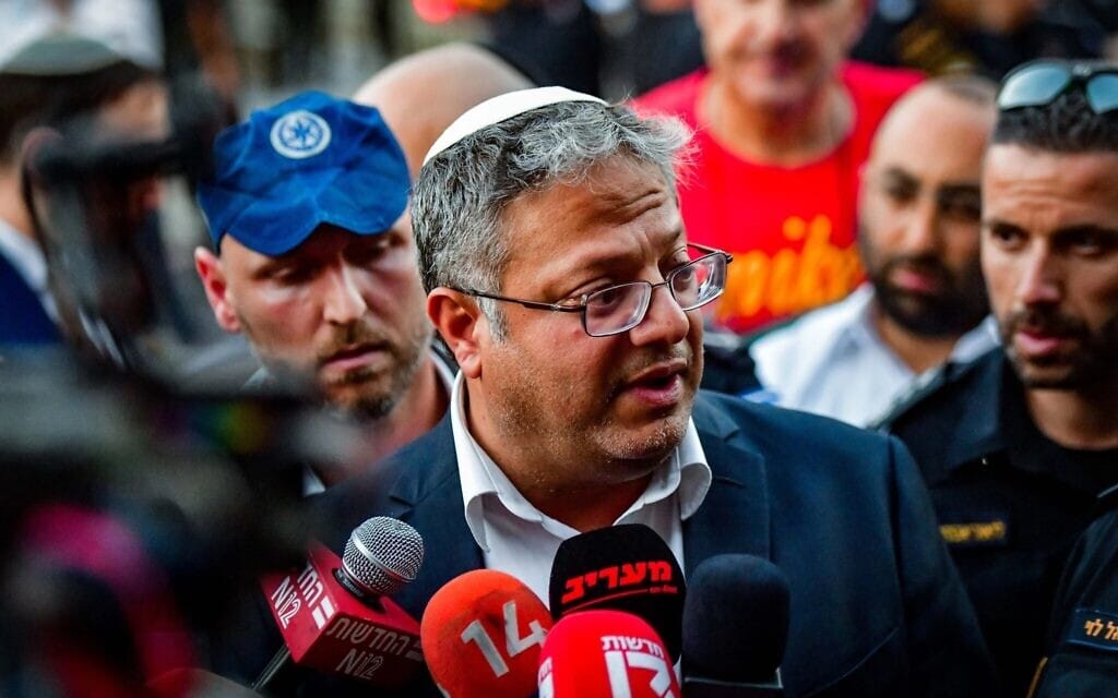 השר לביטחון לאומי איתמר בן גביר בזירת פיצוץ, שלפי ההערכה קשור לסכסוך מתמשך בין משפחות פשע, בעיר רמלה, 12 בספטמבר 2024 (צילום: אבשלום ששוני/פלאש90) השר לביטחון לאומי איתמר בן גביר בזירת פיצוץ, שלפי ההערכה קשור לסכסוך מתמשך בין משפחות פשע, בעיר רמלה, 12 בספטמבר 2024 (צילום: אבשלום ששוני/פלאש90)