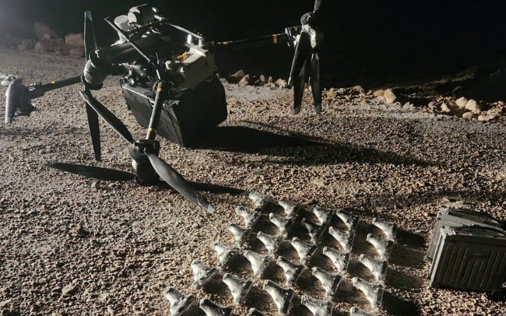 רחפן שיורט לצד אקדחים שהוברחו באמצעותו, 23 בדצמבר 2025 (צילום: דובר צה״ל) רחפן שיורט לצד אקדחים שהוברחו באמצעותו, 23 בדצמבר 2025 (צילום: דובר צה״ל)