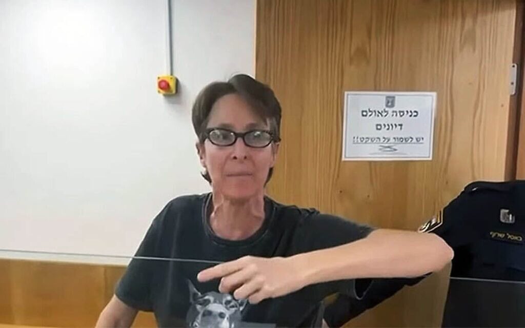 פעילת המחאה יולנדה יבור בדיון בבית משפט בספטמבר 2025 (צילום: צילום מסך, שימוש בהתאם לסעיף 27א) פעילת המחאה יולנדה יבור בדיון בבית משפט בספטמבר 2025 (צילום: צילום מסך, שימוש בהתאם לסעיף 27א)