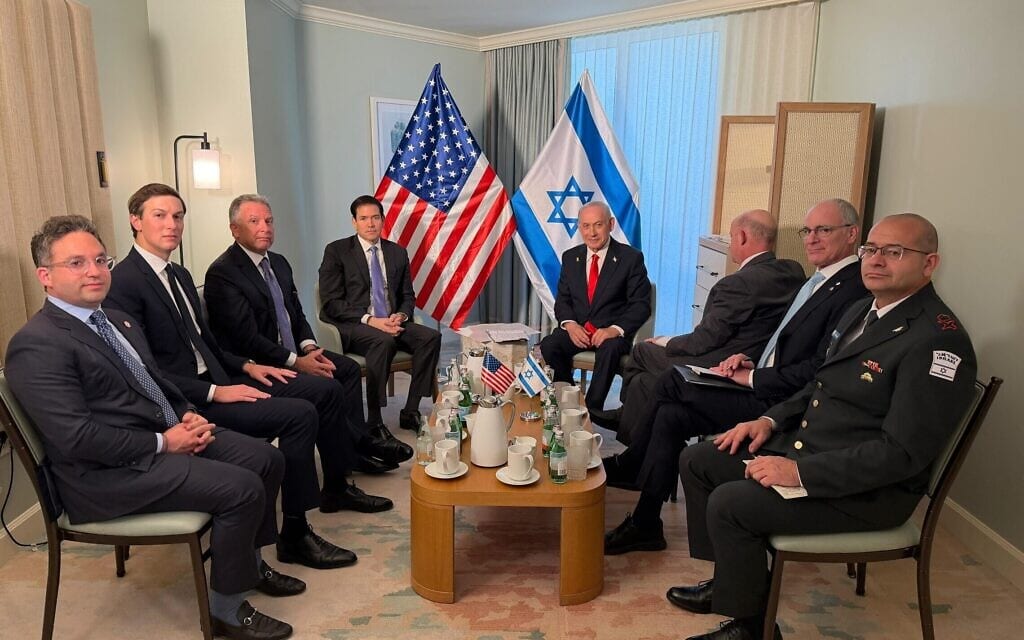 פגישה בין בנימין נתניהו לשר החוץ האמריקאי מרקו רוביו, בה השתתפו גם שגריר ישראל בארה"ב יחיאל לייטר, ממלא מקום היועץ לביטחון לאומי גיל רייך והמזכיר הצבאי רומן גופמן.
לצדו של רוביו נמצאים היועצים הבכירים של הנשיא טראמפ, סטיב ויטקוף וג'ארד קושנר. 29 בדצמבר, 2025 (צילום: לשכת נתניהו) פגישה בין בנימין נתניהו לשר החוץ האמריקאי מרקו רוביו, בה השתתפו גם שגריר ישראל בארה"ב יחיאל לייטר, ממלא מקום היועץ לביטחון לאומי גיל רייך והמזכיר הצבאי רומן גופמן.
לצדו של רוביו נמצאים היועצים הבכירים של הנשיא טראמפ, סטיב ויטקוף וג'ארד קושנר. 29 בדצמבר, 2025 (צילום: לשכת נתניהו)