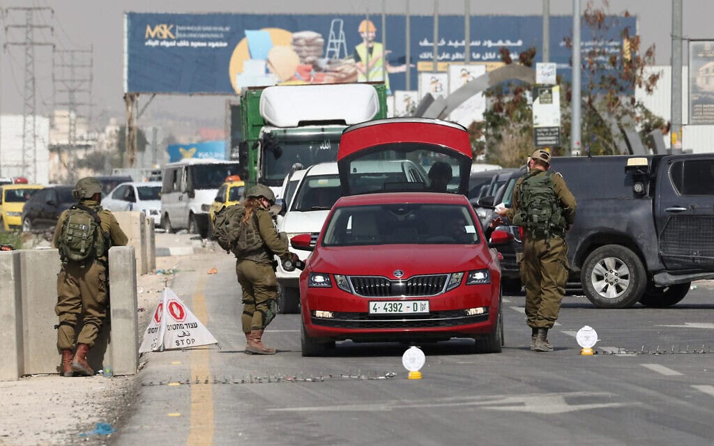 מחסום צה"ל בכניסה ליריחו שבגדה המערבית, 2023 (צילום: AHMAD GHARABLI / AFP) מחסום צה"ל בכניסה ליריחו שבגדה המערבית, 2023 (צילום: AHMAD GHARABLI / AFP)