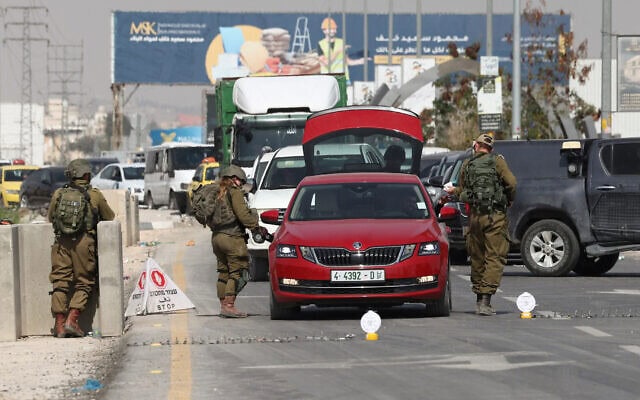 מחסום צה"ל בכניסה ליריחו שבגדה המערבית, 2023 (צילום: AHMAD GHARABLI / AFP) מחסום צה"ל בכניסה ליריחו שבגדה המערבית, 2023 (צילום: AHMAD GHARABLI / AFP)