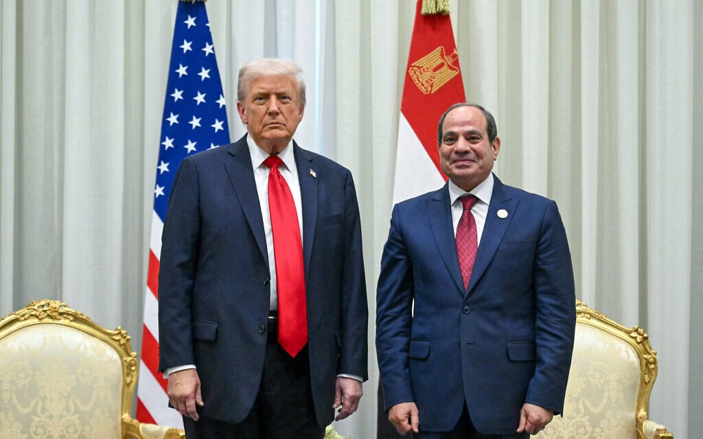 נשיא ארה"ב דונלד טראמפ ונשיא מצרים עבד אל־פתאח א־סיסי מצטלמים בשולי הפסגה בשארם א־שייח' 13 באוקטובר 2025 (צילום: SAUL LOEB / AFP) נשיא ארה"ב דונלד טראמפ ונשיא מצרים עבד אל־פתאח א־סיסי מצטלמים בשולי הפסגה בשארם א־שייח' 13 באוקטובר 2025 (צילום: SAUL LOEB / AFP)