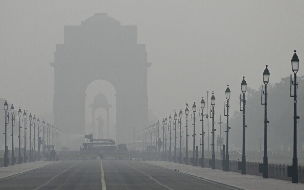 עובדי מחלקת העבודות הציבוריות מתיזים מים באמצעות תותח נגד ערפיח כדי לצמצם את זיהום האוויר, על רקע ערפיח סמיך בשער הודו בניו דלהי. 29 באוקטובר 2025 (צילום: Arun SANKAR / AFP) עובדי מחלקת העבודות הציבוריות מתיזים מים באמצעות תותח נגד ערפיח כדי לצמצם את זיהום האוויר, על רקע ערפיח סמיך בשער הודו בניו דלהי. 29 באוקטובר 2025 (צילום: Arun SANKAR / AFP)