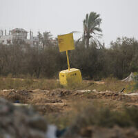 בלוק בטון צהוב באל־בורייג' שבמרכז רצועת עזה, שהונח על ידי צה"ל כדי לסמן את הגבול בין השטח ברצועה שבשליטת ישראל לזה שבשליטת הפלסטינים, 4 בנובמבר 2025 (צילום: Bashar Taleb / AFP) בלוק בטון צהוב באל־בורייג' שבמרכז רצועת עזה, שהונח על ידי צה"ל כדי לסמן את הגבול בין השטח ברצועה שבשליטת ישראל לזה שבשליטת הפלסטינים, 4 בנובמבר 2025 (צילום: Bashar Taleb / AFP)