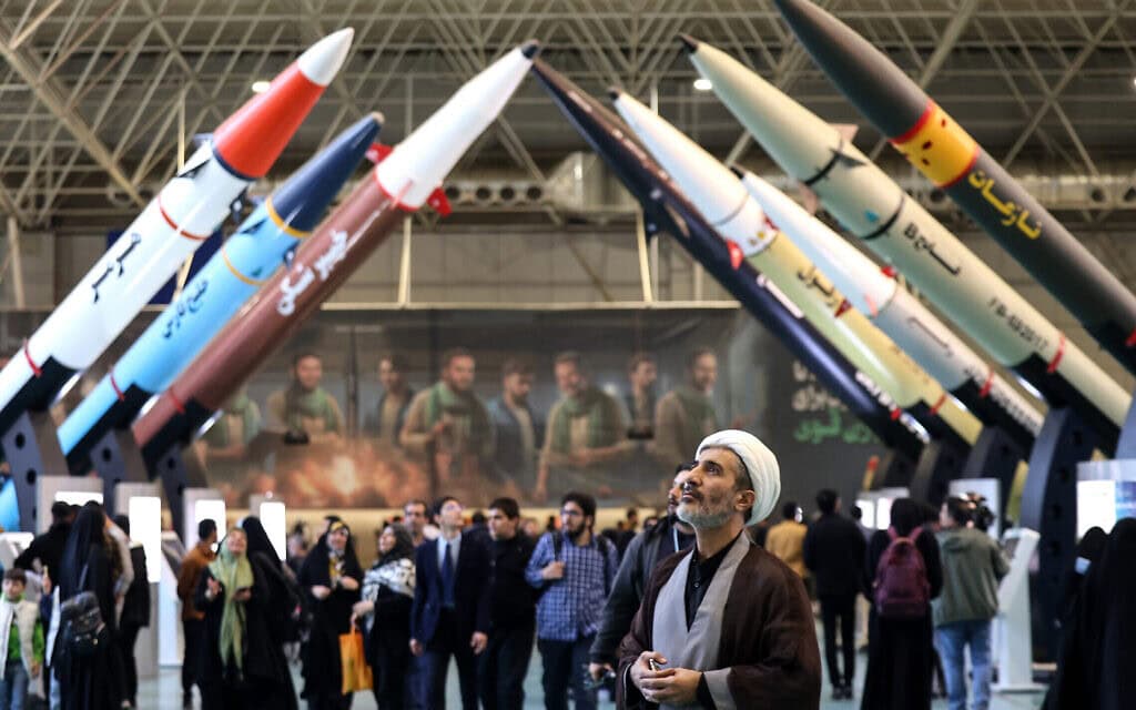 אזרחים איראנים מבקרים בתערוכה לציון ההישגים בתחום הטילים והמלט"ים בטהרן, 12 בנובמבר 2025 (צילום: ATTA KENARE / AFP) אזרחים איראנים מבקרים בתערוכה לציון ההישגים בתחום הטילים והמלט"ים בטהרן, 12 בנובמבר 2025 (צילום: ATTA KENARE / AFP)