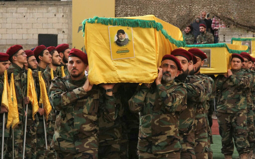 הלווייתו של רמטכ"ל חזבאללה היית'ם עלי טבטבאי בביירות, 24 בנובמבר 2025 (צילום: AFP) הלווייתו של רמטכ"ל חזבאללה היית'ם עלי טבטבאי בביירות, 24 בנובמבר 2025 (צילום: AFP)