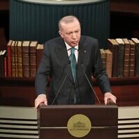 נשיא טורקיה רג'פ טאיפ ארדואן נושא דברים בספרייה הלאומית של טורקיה באנקרה, 27 בנובמבר 2025 (צילום: Adem ALTAN / AFP) נשיא טורקיה רג'פ טאיפ ארדואן נושא דברים בספרייה הלאומית של טורקיה באנקרה, 27 בנובמבר 2025 (צילום: Adem ALTAN / AFP)