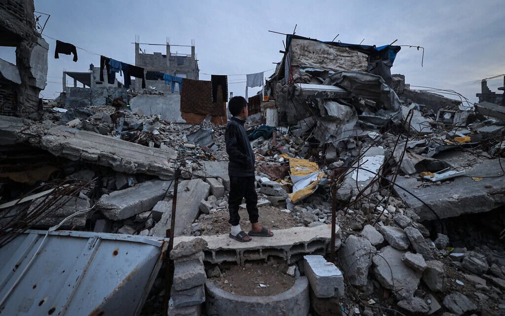 ילד פלסטיני עומד על הריסות מבנים שנהרסו במחנה הפליטים אל־בורייג' שבמרכז רצועת עזה, 29 בנובמבר 2025 (צילום: Eyad Baba / AFP) ילד פלסטיני עומד על הריסות מבנים שנהרסו במחנה הפליטים אל־בורייג' שבמרכז רצועת עזה, 29 בנובמבר 2025 (צילום: Eyad Baba / AFP)