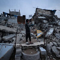 ילד פלסטיני עומד על הריסות מבנים שנהרסו במחנה הפליטים אל־בורייג' שבמרכז רצועת עזה, 29 בנובמבר 2025 (צילום: Eyad Baba / AFP) ילד פלסטיני עומד על הריסות מבנים שנהרסו במחנה הפליטים אל־בורייג' שבמרכז רצועת עזה, 29 בנובמבר 2025 (צילום: Eyad Baba / AFP)