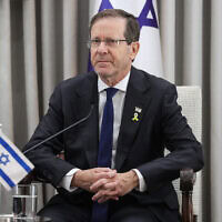 הנשיא יצחק הרצוג בפגישה עם קנצלר גרמניה במעונו בירושלים, 6 בדצמבר 2025 (צילום: ABIR SULTAN / POOL / AFP) הנשיא יצחק הרצוג בפגישה עם קנצלר גרמניה במעונו בירושלים, 6 בדצמבר 2025 (צילום: ABIR SULTAN / POOL / AFP)