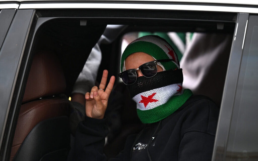 אישה סורית בחגיגות השנה הראשונה להדחתו של בשאר אל־אסד בדמשק, 8 בדצמבר 2025 (צילום: LOUAI BESHARA / AFP) אישה סורית בחגיגות השנה הראשונה להדחתו של בשאר אל־אסד בדמשק, 8 בדצמבר 2025 (צילום: LOUAI BESHARA / AFP)