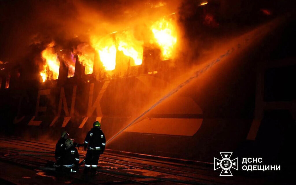 שריפה על ספינה לאחר תקיפה אווירית רוסית בנמל צ'ורנומורסק במחוז אודסה, אוקראינה, 12 בדצמבר 2025 (צילום: UKRAINIAN EMERGENCY SERVICE / AFP) שריפה על ספינה לאחר תקיפה אווירית רוסית בנמל צ'ורנומורסק במחוז אודסה, אוקראינה, 12 בדצמבר 2025 (צילום: UKRAINIAN EMERGENCY SERVICE / AFP)