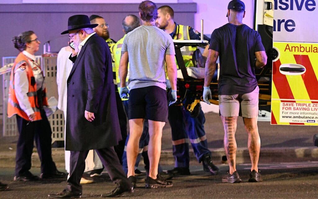 כוחות הצלה מפנים נפגעים מהפיגוע בבונדיי ביץ' באוסטרליה, 14 בדצמבר 2025 (צילום: Photo by Saeed KHAN / AFP) כוחות הצלה מפנים נפגעים מהפיגוע בבונדיי ביץ' באוסטרליה, 14 בדצמבר 2025 (צילום: Photo by Saeed KHAN / AFP)