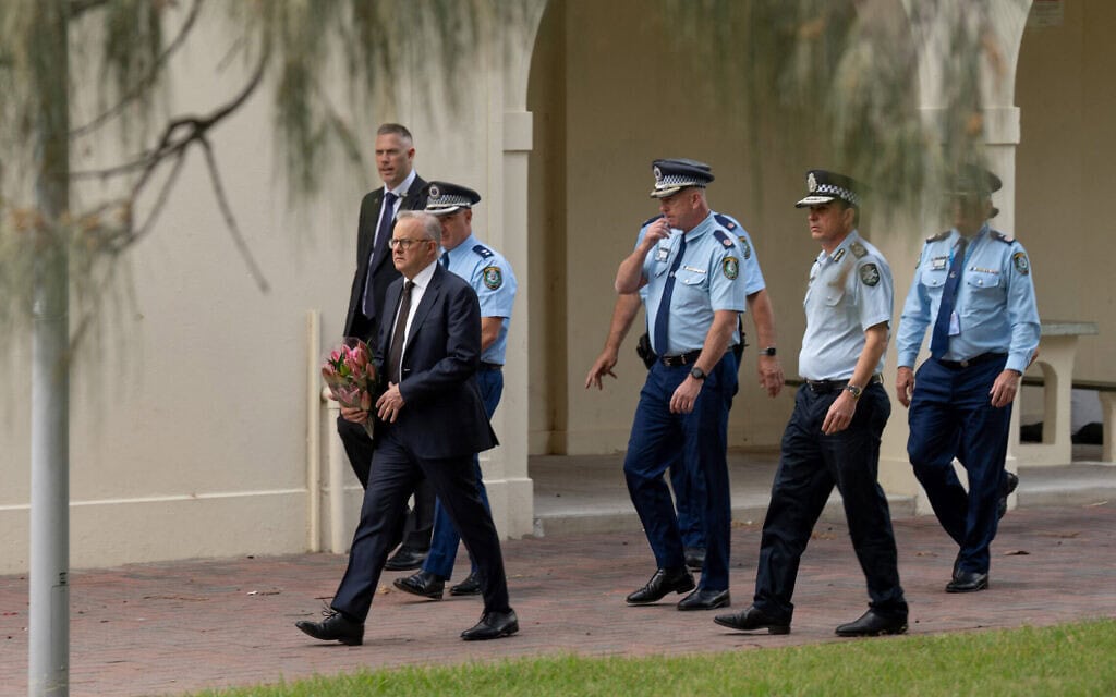ראש ממשלת אוסטרליה, אנתוני אלבניזי, באתר הפיגוע בחוף בונדיי, בצילום שמסר משרד ראש הממשלה ב־15 בדצמבר 2025 (צילום: Handout / AUSTRALIAN PRIME MINISTER'S OFFICE / AFP) ראש ממשלת אוסטרליה, אנתוני אלבניזי, באתר הפיגוע בחוף בונדיי, בצילום שמסר משרד ראש הממשלה ב־15 בדצמבר 2025 (צילום: Handout / AUSTRALIAN PRIME MINISTER'S OFFICE / AFP)