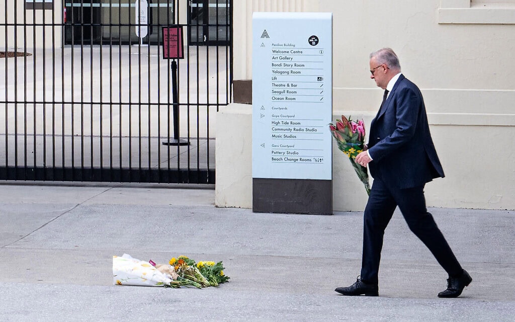 ראש ממשלת אוסטרליה אנתוני אלבניזי מניח זר לאחר הפיגוע בבונדיי ביץ׳. 14 בדצמבר 2025 (צילום: Handout / AUSTRALIAN PRIME MINISTER'S OFFICE / AFP) ראש ממשלת אוסטרליה אנתוני אלבניזי מניח זר לאחר הפיגוע בבונדיי ביץ׳. 14 בדצמבר 2025 (צילום: Handout / AUSTRALIAN PRIME MINISTER'S OFFICE / AFP)