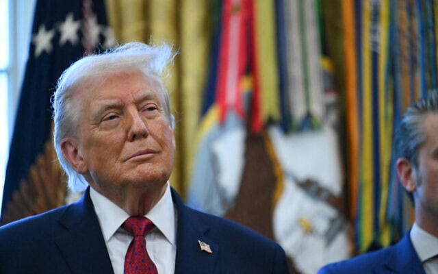 נשיא ארצות הברית דונלד טראמפ בחדר הסגלגל בבית הלבן, 15 בדצמבר 2025 (צילום: ANDREW CABALLERO-REYNOLDS / AFP) נשיא ארצות הברית דונלד טראמפ בחדר הסגלגל בבית הלבן, 15 בדצמבר 2025 (צילום: ANDREW CABALLERO-REYNOLDS / AFP)