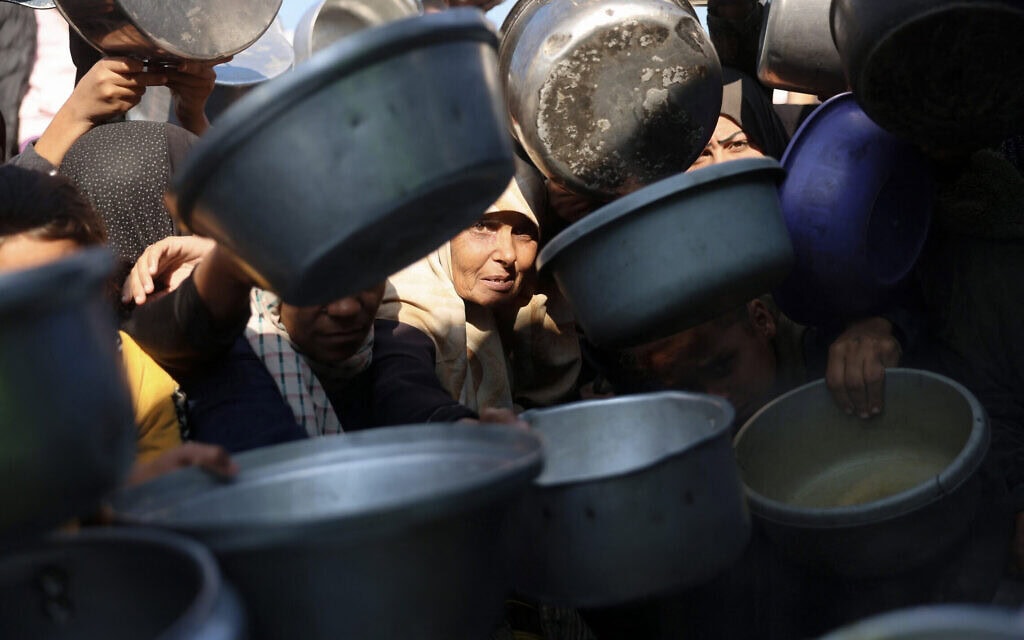 פלסטינים מתאספים לקבל מנות מזון במטבח צדקה בחאן יונס, 17 בדצמבר 2025 (צילום: Bashar Taleb / AFP) פלסטינים מתאספים לקבל מנות מזון במטבח צדקה בחאן יונס, 17 בדצמבר 2025 (צילום: Bashar Taleb / AFP)