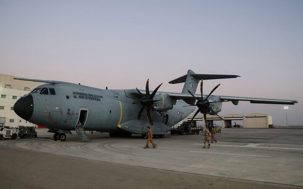 מטוס איירבוס A400M של חיל האוויר הצרפתי בבסיס צרפתי שבתוך מתחם בסיס אל־ד'פרה הסמוך לאבו דאבי, 20 בדצמבר 2025 (צילום: Ludovic MARIN / AFP) מטוס איירבוס A400M של חיל האוויר הצרפתי בבסיס צרפתי שבתוך מתחם בסיס אל־ד'פרה הסמוך לאבו דאבי, 20 בדצמבר 2025 (צילום: Ludovic MARIN / AFP)