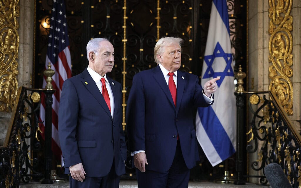 ראש הממשלה בנימין נתניהו ונשיא ארצות הברית דונלד טראמפ באחוזת מאר-א-לגו בפאלם ביץ', פלורידה, 29 בדצמבר 2025 (צילום: Joe Raedle/Getty Images/AFP) ראש הממשלה בנימין נתניהו ונשיא ארצות הברית דונלד טראמפ באחוזת מאר-א-לגו בפאלם ביץ', פלורידה, 29 בדצמבר 2025 (צילום: Joe Raedle/Getty Images/AFP)