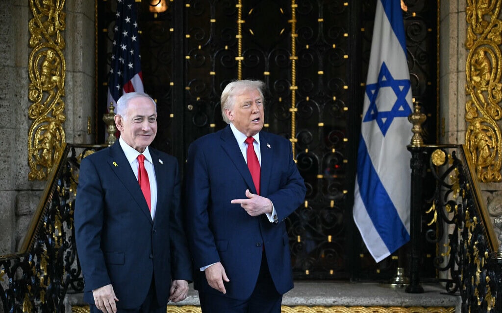 ראש הממשלה בנימין נתניהו ונשיא ארצות הברית דונלד טראמפ באחוזת מאר-א-לגו בפאלם ביץ', פלורידה, 29 בדצמבר 2025 (צילום: Jim WATSON / AFP) ראש הממשלה בנימין נתניהו ונשיא ארצות הברית דונלד טראמפ באחוזת מאר-א-לגו בפאלם ביץ', פלורידה, 29 בדצמבר 2025 (צילום: Jim WATSON / AFP)
