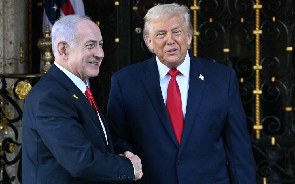 ראש הממשלה בנימין נתניהו ונשיא ארצות הברית דונלד טראמפ באחוזת מאר-א-לגו בפאלם ביץ', פלורידה, 29 בדצמבר 2025 (צילום: Jim WATSON / AFP) ראש הממשלה בנימין נתניהו ונשיא ארצות הברית דונלד טראמפ באחוזת מאר-א-לגו בפאלם ביץ', פלורידה, 29 בדצמבר 2025 (צילום: Jim WATSON / AFP)