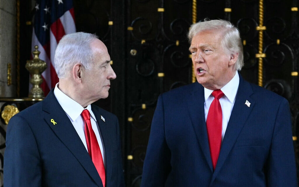 ראש הממשלה בנימין נתניהו ונשיא ארצות הברית דונלד טראמפ באחוזת מאר-א-לגו בפאלם ביץ', פלורידה, 29 בדצמבר 2025 (צילום: Jim WATSON / AFP) ראש הממשלה בנימין נתניהו ונשיא ארצות הברית דונלד טראמפ באחוזת מאר-א-לגו בפאלם ביץ', פלורידה, 29 בדצמבר 2025 (צילום: Jim WATSON / AFP)