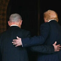 נשיא ארה"ב דונלד טראמפ וראש הממשלה ישראל בנימין נתניהו נכנסים לאחוזה של הנשיא במאר־א־לאגו, פאלם ביץ', פלורידה, 29 בדצמבר 2025