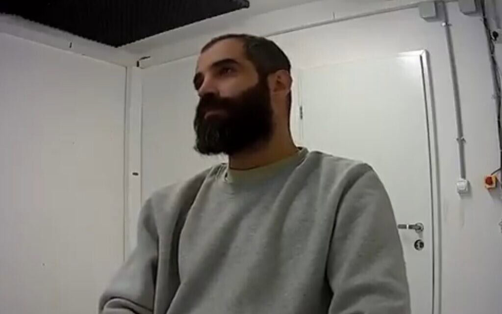 עמאד אמהז בעת חקירתו בידי הרשויות בארץ (צילום: מתוך סרטון שפרסם אביחי אדרעי בחשבון שלו ברשת X) עמאד אמהז בעת חקירתו בידי הרשויות בארץ (צילום: מתוך סרטון שפרסם אביחי אדרעי בחשבון שלו ברשת X)