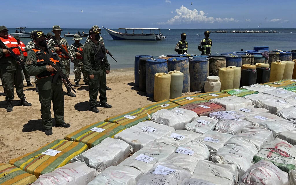 משלוח עצום של סמים מוברחים שנתפס על ידי כוחות הביטחון של ונצואלה ב-5 בספטמבר 2022 (צילום: AP Photo/Regina Garcia Cano)