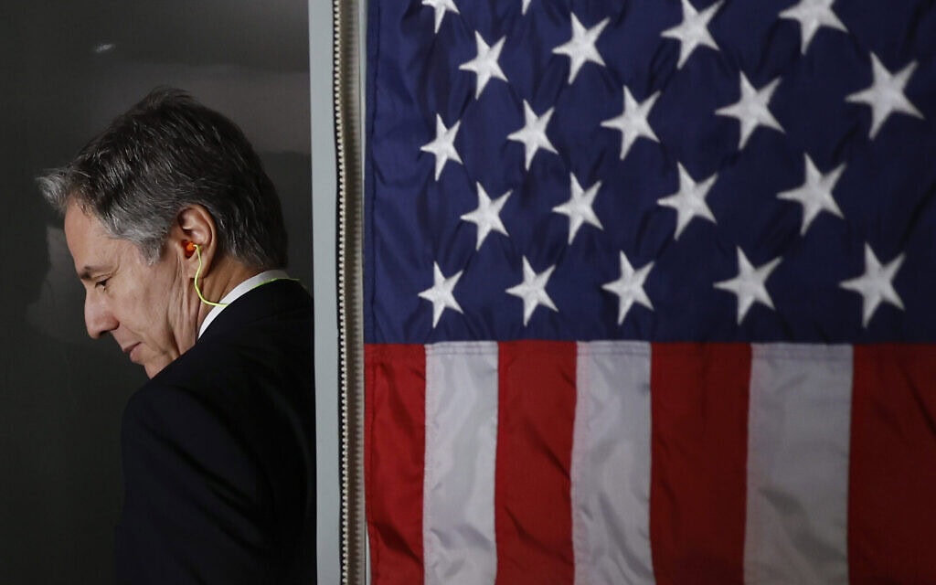 שר החוץ האמריקאי אנתוני בלינקן עולה למטוסו בנתב"ג, 10 בינואר 2024 (צילום: Evelyn Hockstein/Pool via AP) שר החוץ האמריקאי אנתוני בלינקן עולה למטוסו בנתב"ג, 10 בינואר 2024 (צילום: Evelyn Hockstein/Pool via AP)